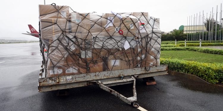 HUMANITAIRE – Sept tonnes de médicaments et 25 tonnes de nourriture remis au BNGRC par le sultanat d’Oman pour faire face aux conséquences des intempéries de la saison cyclonique