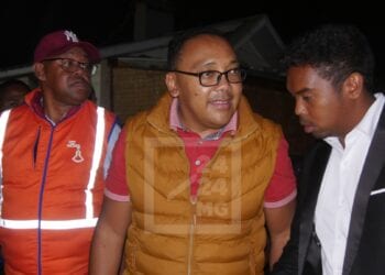 ENERGIE – 10 000 lampes Cobra à installer cette année dans les ruelles des six plus grandes villes de Madagascar dans le cadre du programme » Fenoy jiro ny elakelatrano » lancé à Andohan’i Mandroseza jeudi