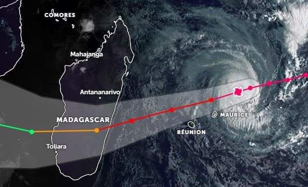 CATASTROPHES – Le cyclone tropical Freddy pourrait atterrir entre Nosy Varika et Mananjary mardi soir selon les prévisions de Météo France Réunion 