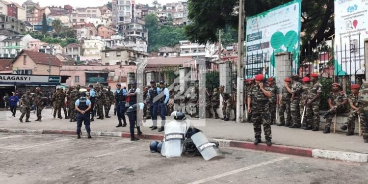 ANTANANARIVO – Des forces mixtes déployées par la préfecture à Ambohijatovo et ses environs pour prévenir une manifestation non autorisée