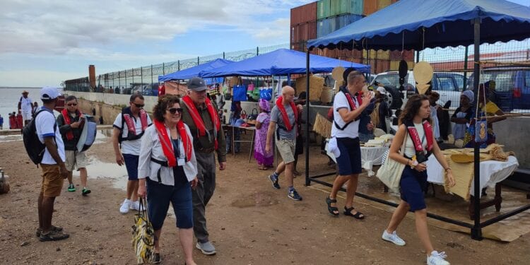 TOURISME – 138 touristes transportés par le paquebot Bougainville passent la journée à Mahajanga