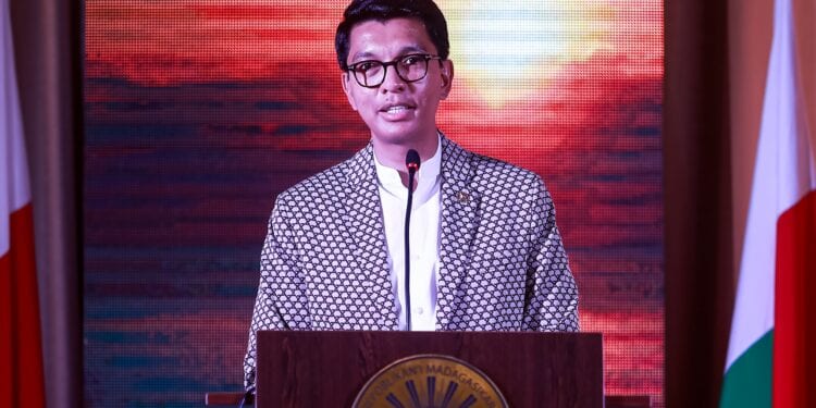 ADMINISTRATION – Andry Rajoelina envisage d’ouvrir aux prestataires privés le marché public des centres d’appel pour améliorer l’accueil des usagers et les services publics