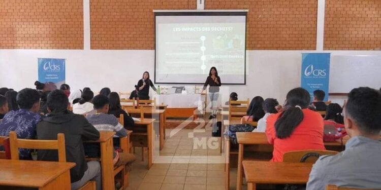 ENVIRONNEMENT – Des étudiants de l’Université catholique de Madagascar formés à la gestion de déchets