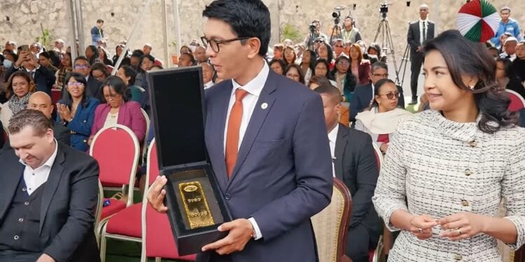 ECONOMIE – Le premier lingot d’or et la première pièce d’or de la Banque centrale dévoilé à l’occasion des 50 ans de l’institution
