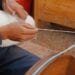 ENVIRONNEMENT – Quand le plastique se transforme en laine pour aider des jeunes défavorisés