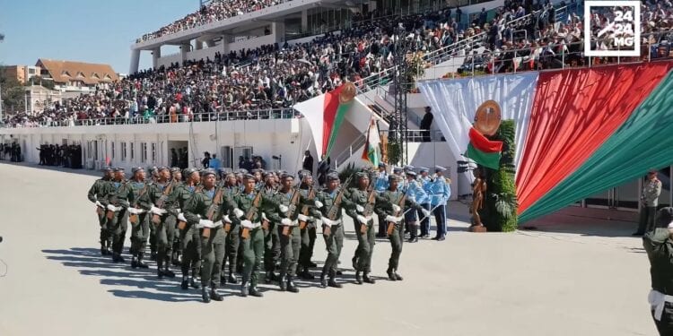 FÊTE NATIONALE – Le traditionnel défilé militaire du 26 Juin pour marquer le 63ème anniversaire de l&rsquo;Indépendance