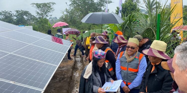 WeLight inaugure son 55e mini-réseau solaire à Madagascar en présence du ministre de l’Énergie et des Hydrocarbures