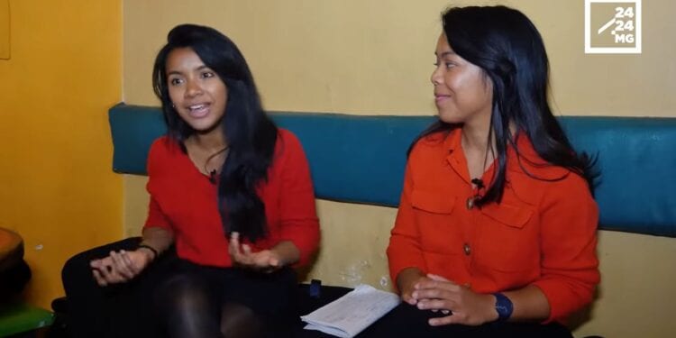 CHANTEUSES – Antsa et Mendrika chantent l’espoir à la guitare