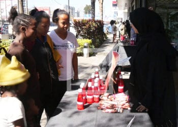 RELIGION – Distribution de 2 000 bouteilles de boissons par les jeunes volontaires de la communauté Khoja d&rsquo;Ankorondrano pour commémorer l’Achoura