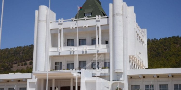 La présidence rappelle la nécessité de garder accroché dans les bureaux publics le portrait officiel du président sortant Andry Rajoelina