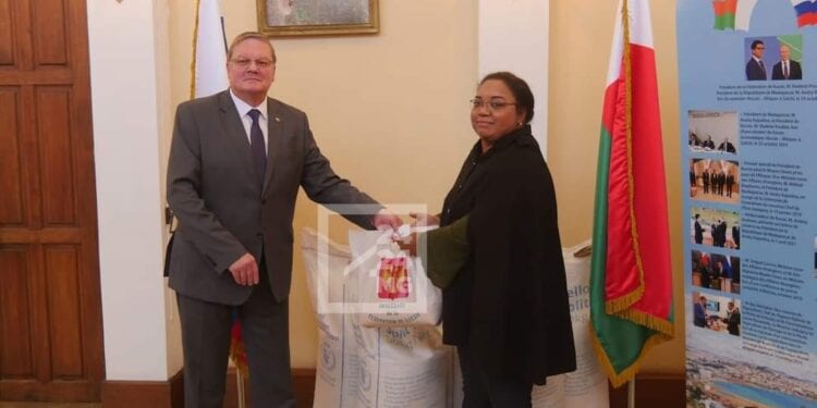 AIDE – La Russie offre 322,5 tonnes de pois jaune à Madagascar pour soutenir l&rsquo;alimentation scolaire.