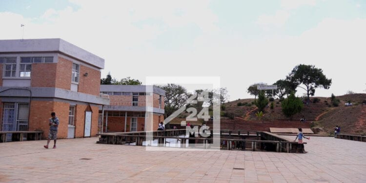 ENSEIGNEMENT SUPÉRIEUR – Le Conseil scientifique de l’Université d’Antananarivo dénoncent les entraves et les menaces à l’encontre des enseignants qui poursuivent leurs activités pédagogiques et interdit l’utilisation des infrastructures universitaires à des fins politiques