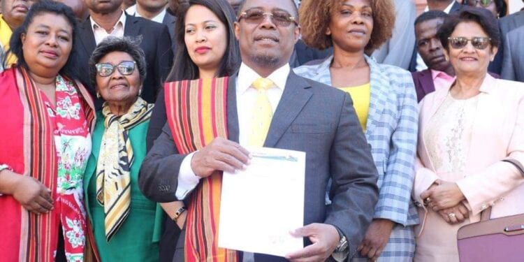 ELECTION – Siteny Randrianasoloniaiko et Jean-Jacques Ratsietison neuvième et dixième à déposer leur dossier de candidature à la présidentielle à la HCC 