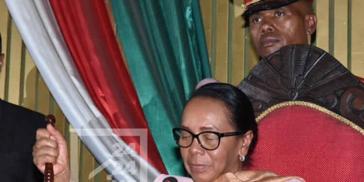 Razanamahasoa exhorte la communauté internationale à « agir » face à l’« urgence » de la situation politique à Madagascar