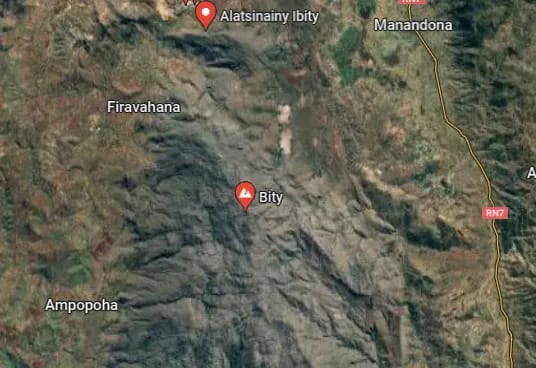ENVIRONNEMENT – Le Massif d’Ibity en proie aux flammes depuis plusieurs jours, la lutte contre les feux se poursuit