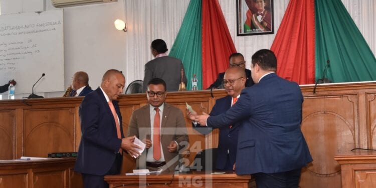 PARLEMENT – Quinze sénateurs adoptent la résolution de destitution de Herimanana Razafimahefa de son poste de président du Sénat