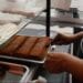 PATISSERIE – Le « gâteau mangahazo », la spécialité à base de manioc de Maminirina Judith Razanajatovo