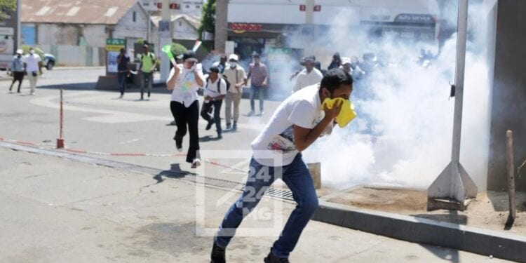 Les manifestants qui avaient tenté de rejoindre la Place du 13 Mai dispersés à coup de grenades lacrymogènes