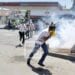 Les manifestants qui avaient tenté de rejoindre la Place du 13 Mai dispersés à coup de grenades lacrymogènes