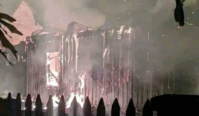 DRAME – La case de Rabodozafimanjaka à Antsahadinta, une des 12 épouses du roi Andrianampoinimerina, incendiée