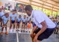 BASKETBALL – Le coach Andry « Danz be » Rakotoarisoa en formation en mini basket en Tanzanie
