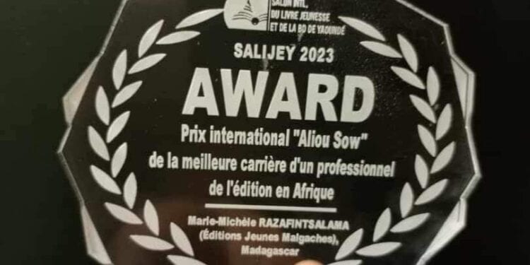 Marie Michèle Razafintsalama remporte le Prix international « Aliou Sow » de la meilleure carrière d’un professionnel de l’édition jeunesse en Afrique.
