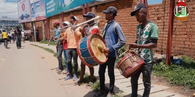 MUSIQUE – Les « bapampa », ces fanfares de rue à la malgache, orchestres de toutes les fêtes