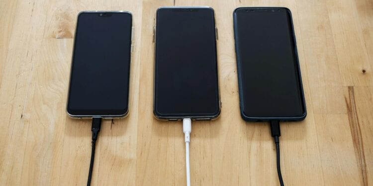 Des smartphones « mora » pour 900 000 personnes en vue d’améliorer l’inclusion numérique