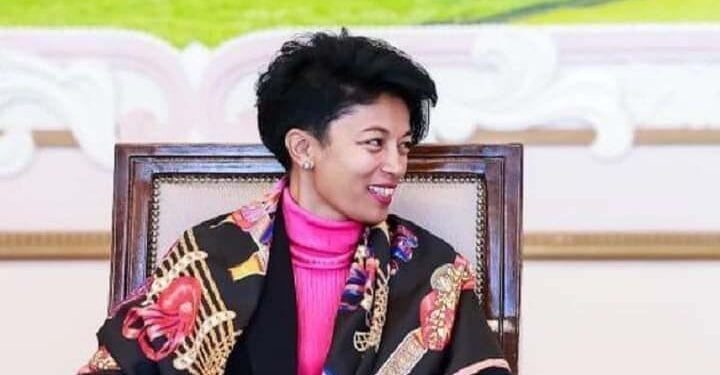 SUSPICION DE CORRUPTION – Le procureur anglais accuse Romy Andrianarisoa d’avoir mis en avant son « influence directe sur le Président » pour réclamer des pots de vin à la société Gemfields