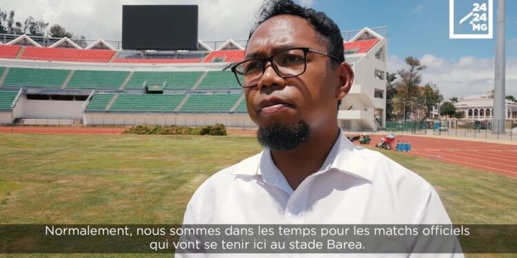 INFRASTRUCTURES – La pelouse « vieillissante » du stade Barea en entretien