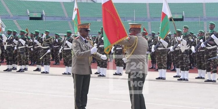 Le général Manantsoa Rakotoarivelo Deramasinjaka prend le commandement de l’État-major de l’armée