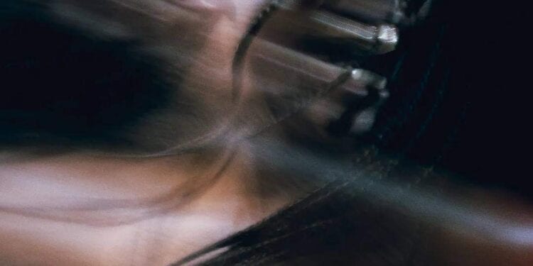 ART DE LA SCENE – Naïma’L Nour en solo dans Alpha pour dire la violence d’être femme noire