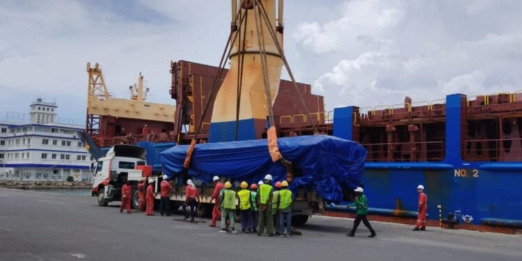 INFRASTRUCTURES – Les blocs moteurs de 70 tonnes de la centrale thermique d’Ambohimanambola acheminés par porte-char après le renforcement de 11 ponts sur la RN2