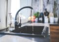 Le gouvernement annonce des mesures pour contrôler la consommation d’eau dans les “villas”