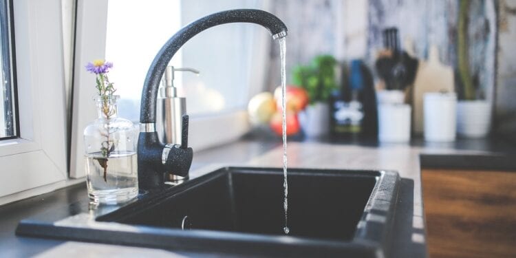 Le gouvernement annonce des mesures pour contrôler la consommation d’eau dans les “villas”