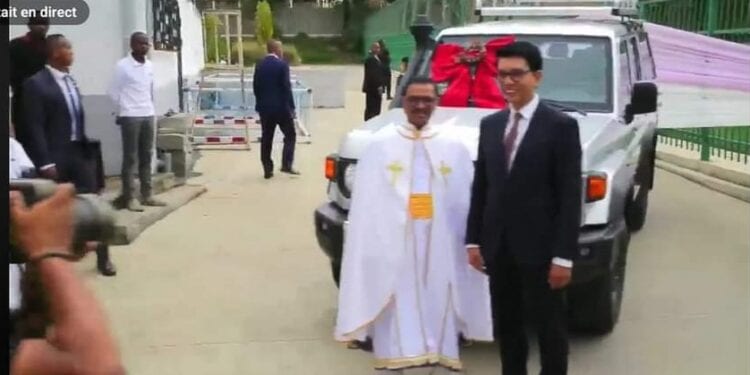 RELIGION – Andry Rajoelina offre un véhicule tout terrain au fondateur de l’église FPVM