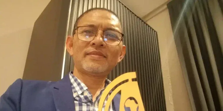 RÉCOMPENSE – Fah Andriamanarivo remporte le badge d’or de PAJI 2024 de la catégorie télévision