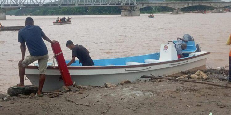 INTEMPERIES – Des vedettes et des pirogues pour traverser les rivières Ifasy et Mahavavy sur la RN6
