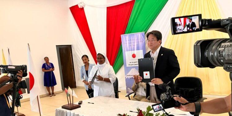 SANTÉ – Le Japon offre un don pour l’acquisition d’un véhicule tout terrain au Centre Médical Le Bon Samaritain à Toamasina