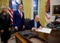 ETATS-UNIS – Trump signe un décret imposant des sanctions à l’encontre de la CPI