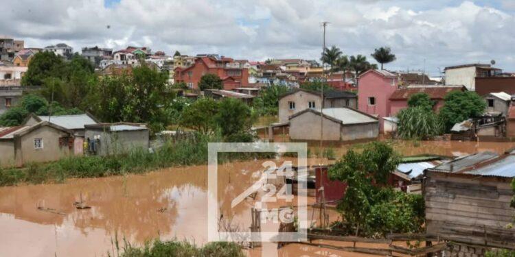 INONDATIONS – Alerte rouge dans l’Atsimondrano, le niveau de la rivière Sisaony dépasse la côte d’alerte rouge à Ampitatafika dimanche à 10h du matin