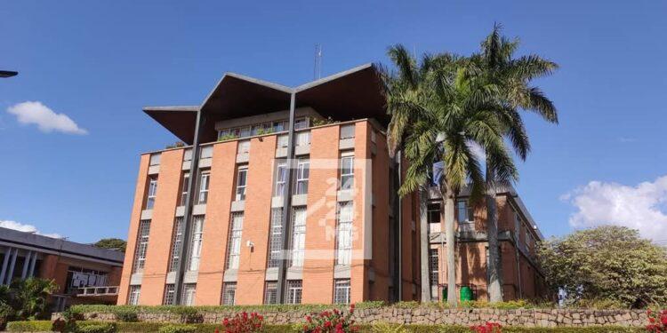 ART ORATOIRE – L’Université d’Antananarivo remporte son débat contre l’Université de Tours au Concours de débat de La Haye