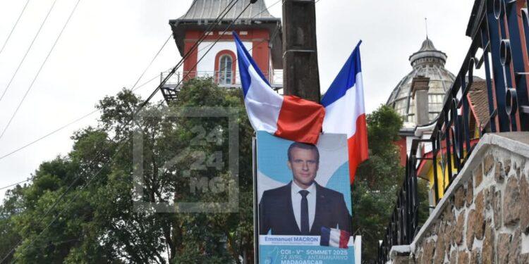 La composition des Young Leaders 2025 de la French African Foundation présentée à Andafiavaratra lors de la visite d’Emmanuel Macron