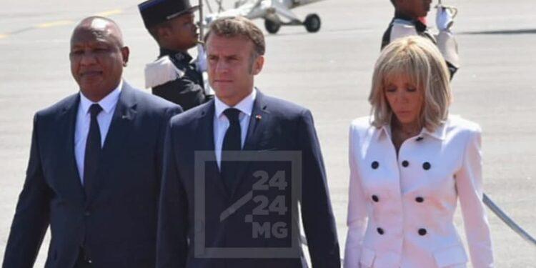 VISITE D’ETAT – Emmanuel Macron accueilli à l’aéroport d’Ivato par le Premier ministre Christian Ntsay