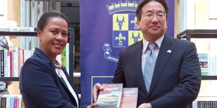 COOPERATION – La bibliothèque municipale d’Antananarivo s’enrichit de 300 ouvrages offerts par le Japon