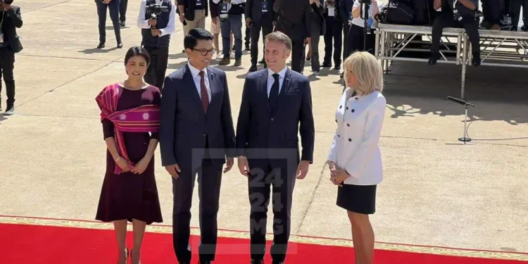 VISITE D’ETAT – Le couple Macron accueilli au Palais d’Etat d’Iavoloha par le couple Rajoelina