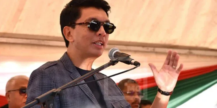 DIPLOMATIE – L’effacement des dettes au cœur des discussions avec Macron, selon Rajoelina