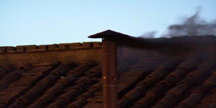 VATICAN – Une première fumée noire échappe de la chapelle Sixtine