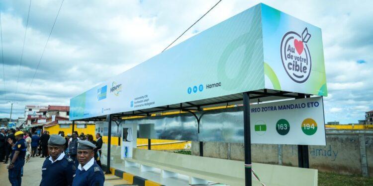 Hamac installe son 28ème abribus à Alasora et étend ses actions de modernisation urbaines vers la périphérie