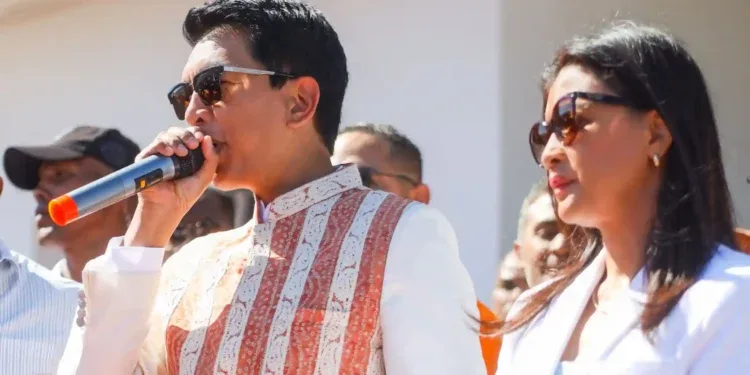 INFRASTRUCTURES – Le couple présidentiel prend le volant pour tester la portion de la RN13 Amboasary – Tolagnaro
